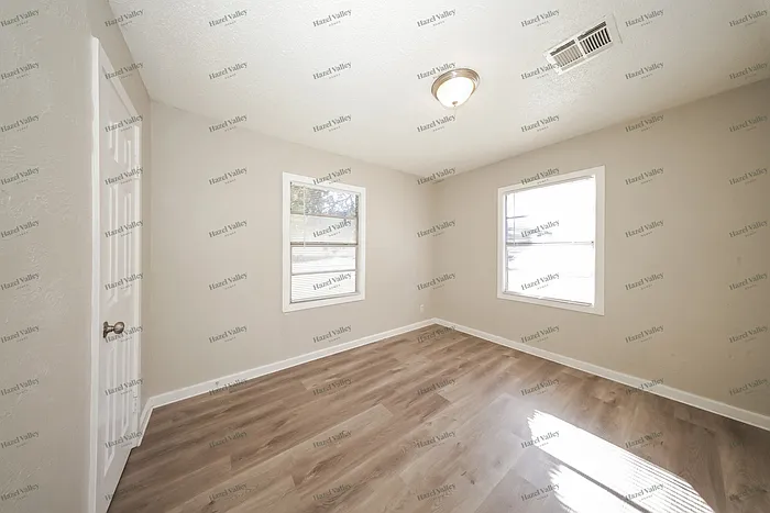 1517 Oelke Dr — Photo 7