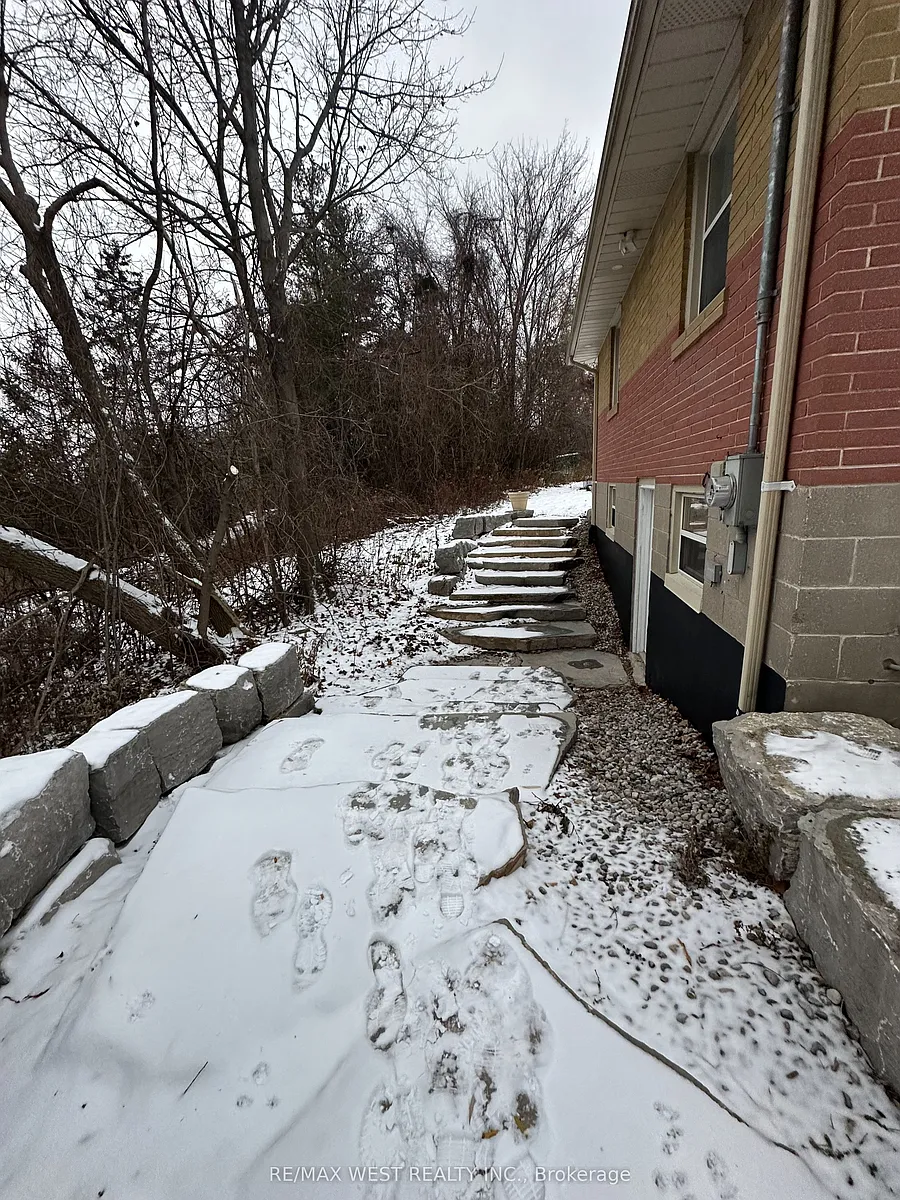 Building Photo - 6398 Kingston Rd #BASEMENT