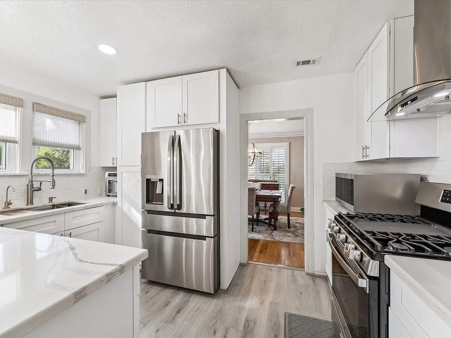 3 bed, 2.5 bath, 2203 sqft, $3,500 — Photo 2