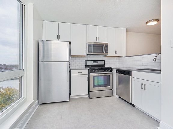 2nd image of 580 Main St APT 1318