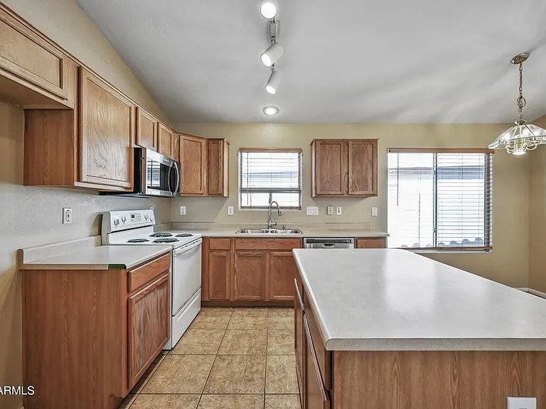 10930 W Wilshire Dr — Photo 3