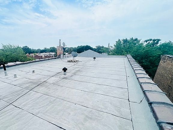 5th image of 5338 W Montrose Ave