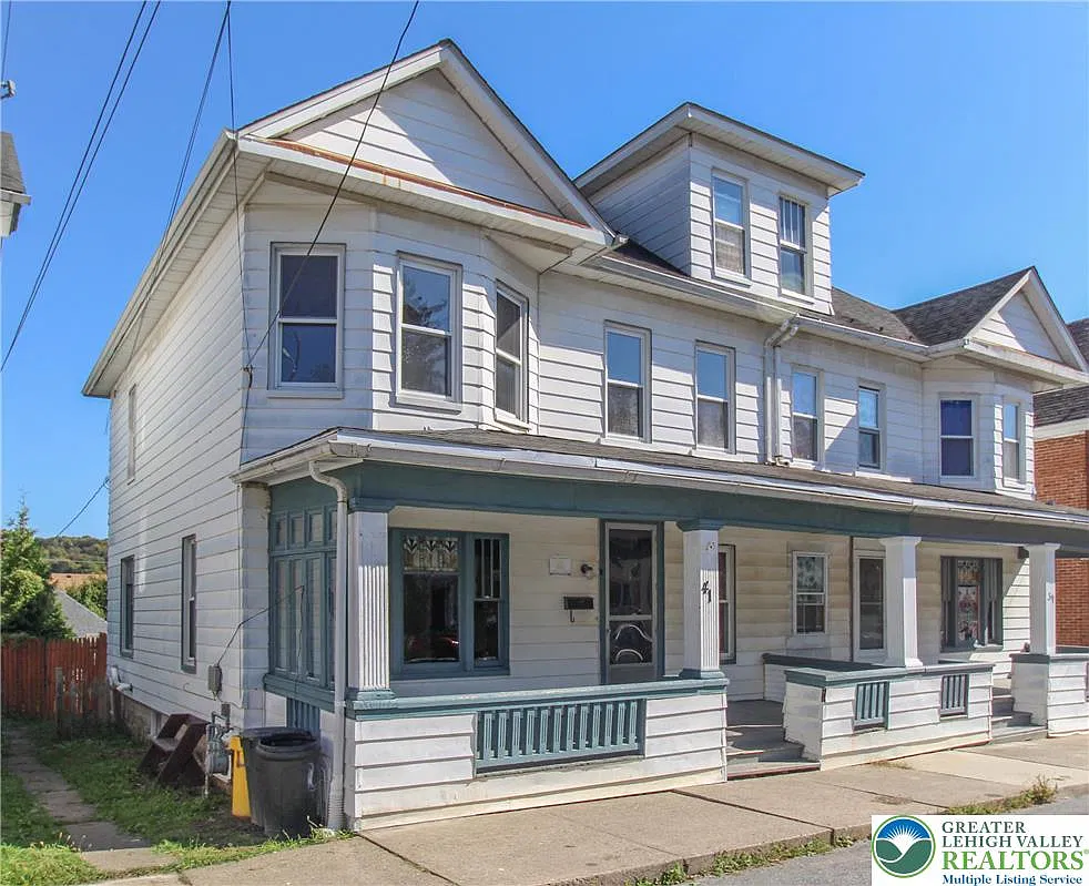 4 bed, 1.0 bath, 1885 sqft, $1,900 — Photo 2