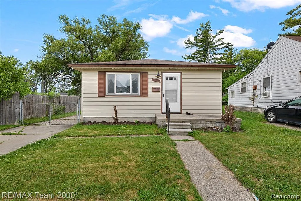 3 bed, 1.0 bath, 912 sqft, $1,300 — Photo 3
