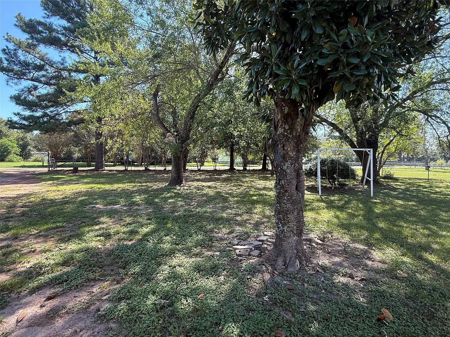4 bed, 2.0 bath, 2280 sqft, $1,995 — Photo 2