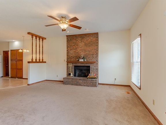 5th image of 905 Crestwood Dr E