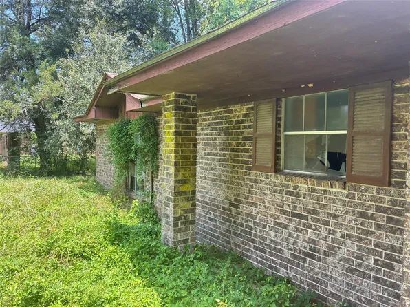 501 Bobcat Ln, Hull, TX 77564