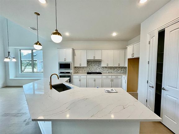 4th image of 1013 Amber Creek Way