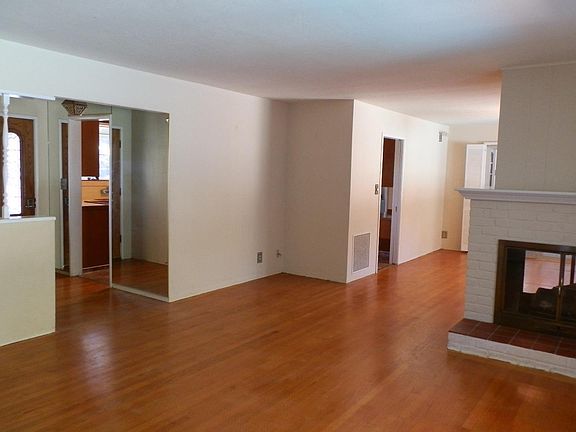 4th image of 18 Oakmore Dr
