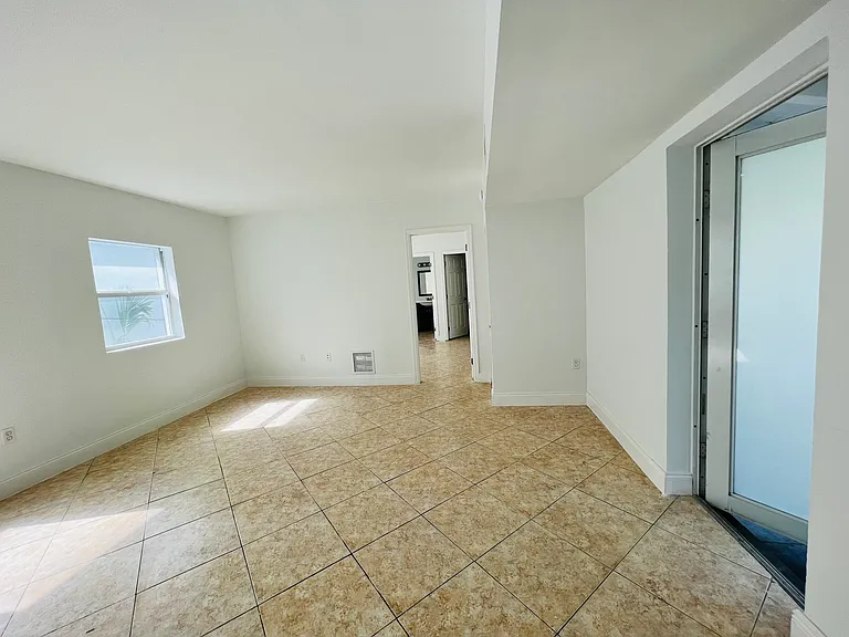 952 Bay Dr #6 — Photo 7