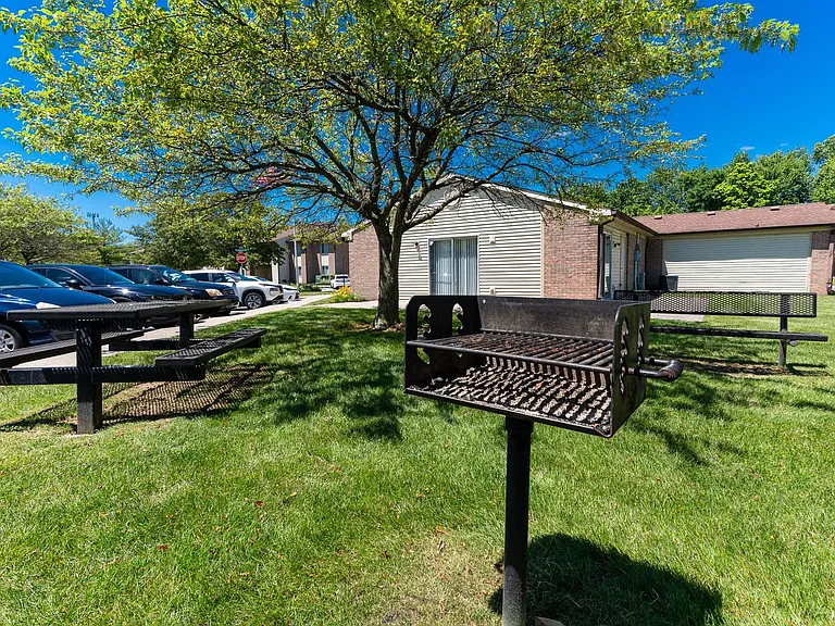 Creekside Square Apartments — Photo 14