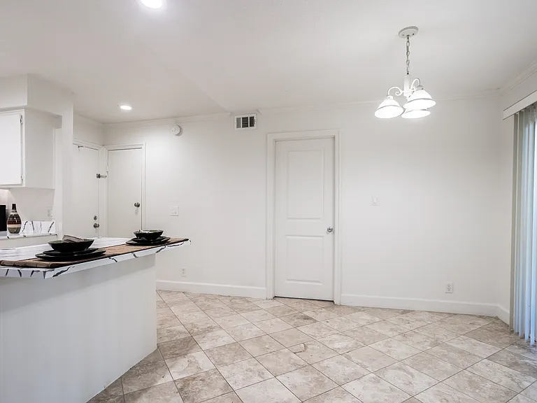 Amberwood Garden Apartments — Photo 18