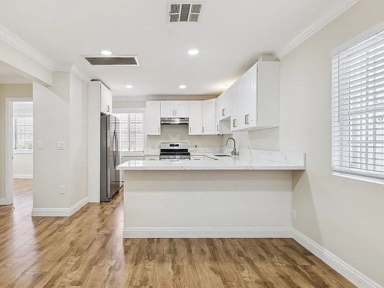 2106 Crenshaw Blvd — Photo 17