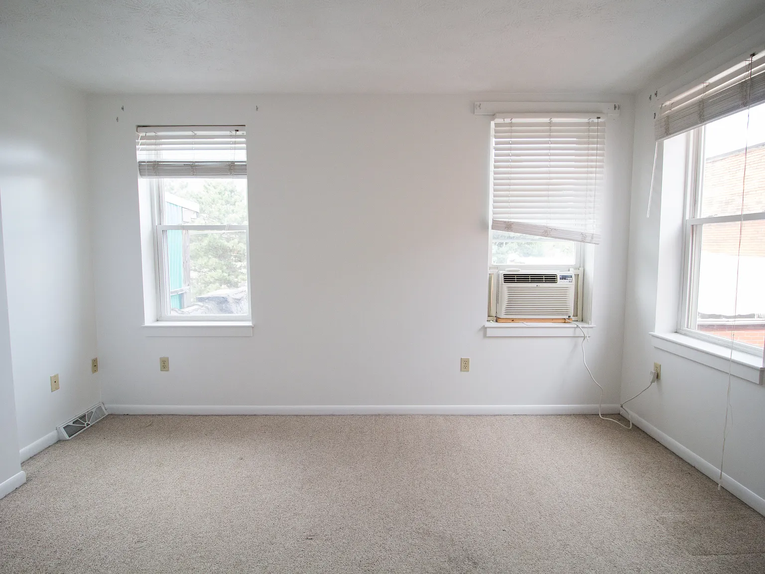 4 bed, 1056 sqft, $3,800 — Photo 3