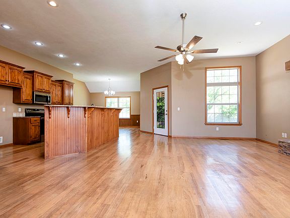 4th image of 1007 E Lloyd Street