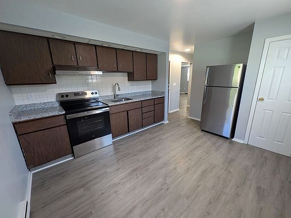 2nd image of 1 Andrews Rd APT 1