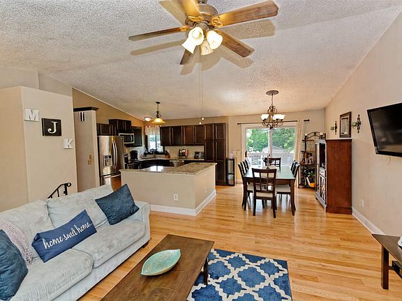 3rd image of 10 Aspen Cir