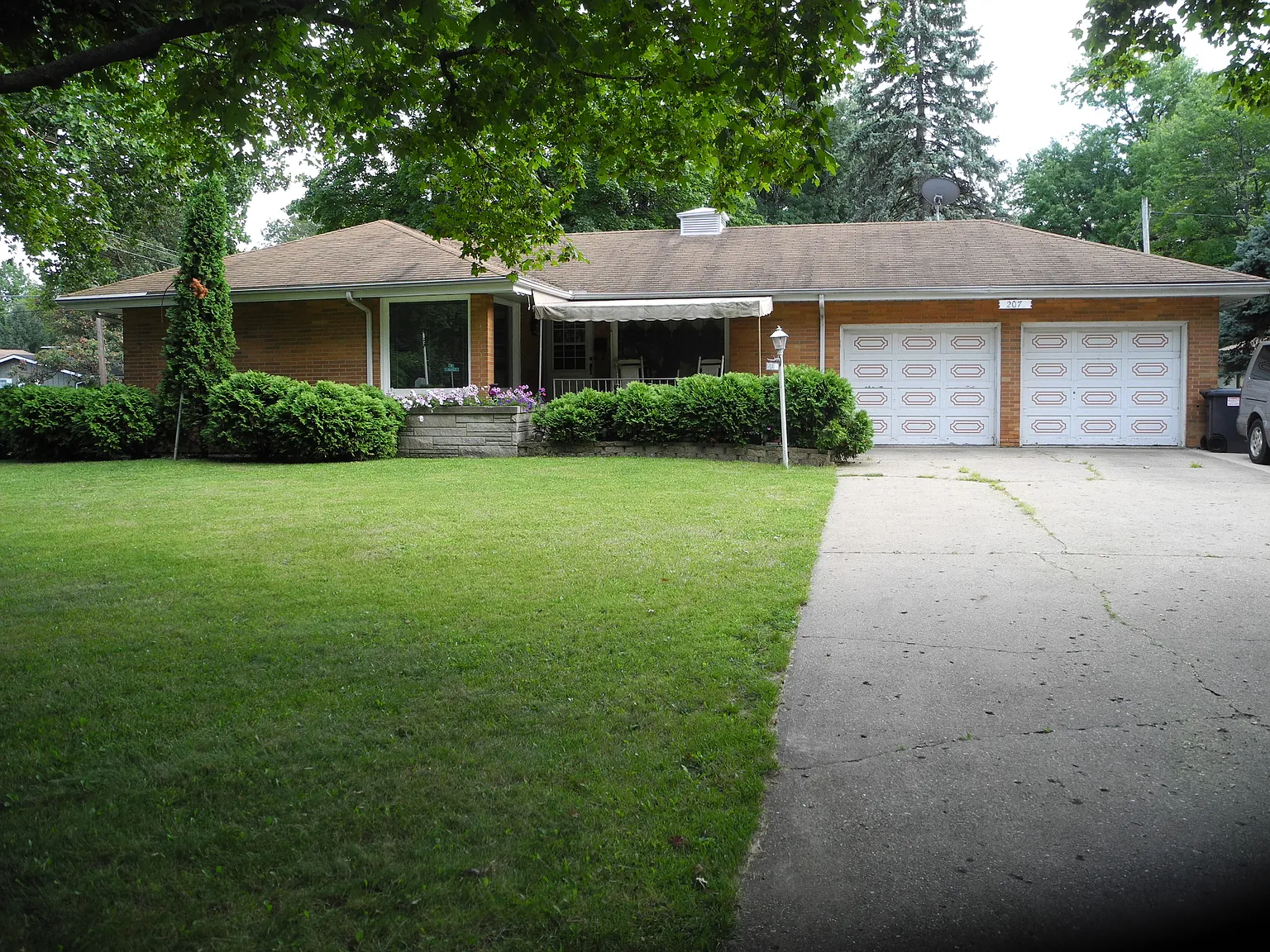 207 E Florida Ave photo 1