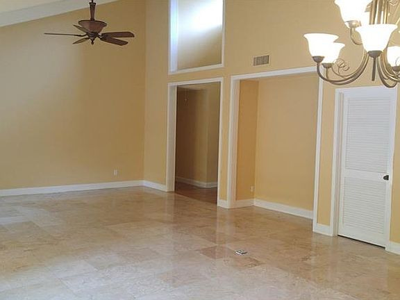 4th image of 105 Wild Holly Ln