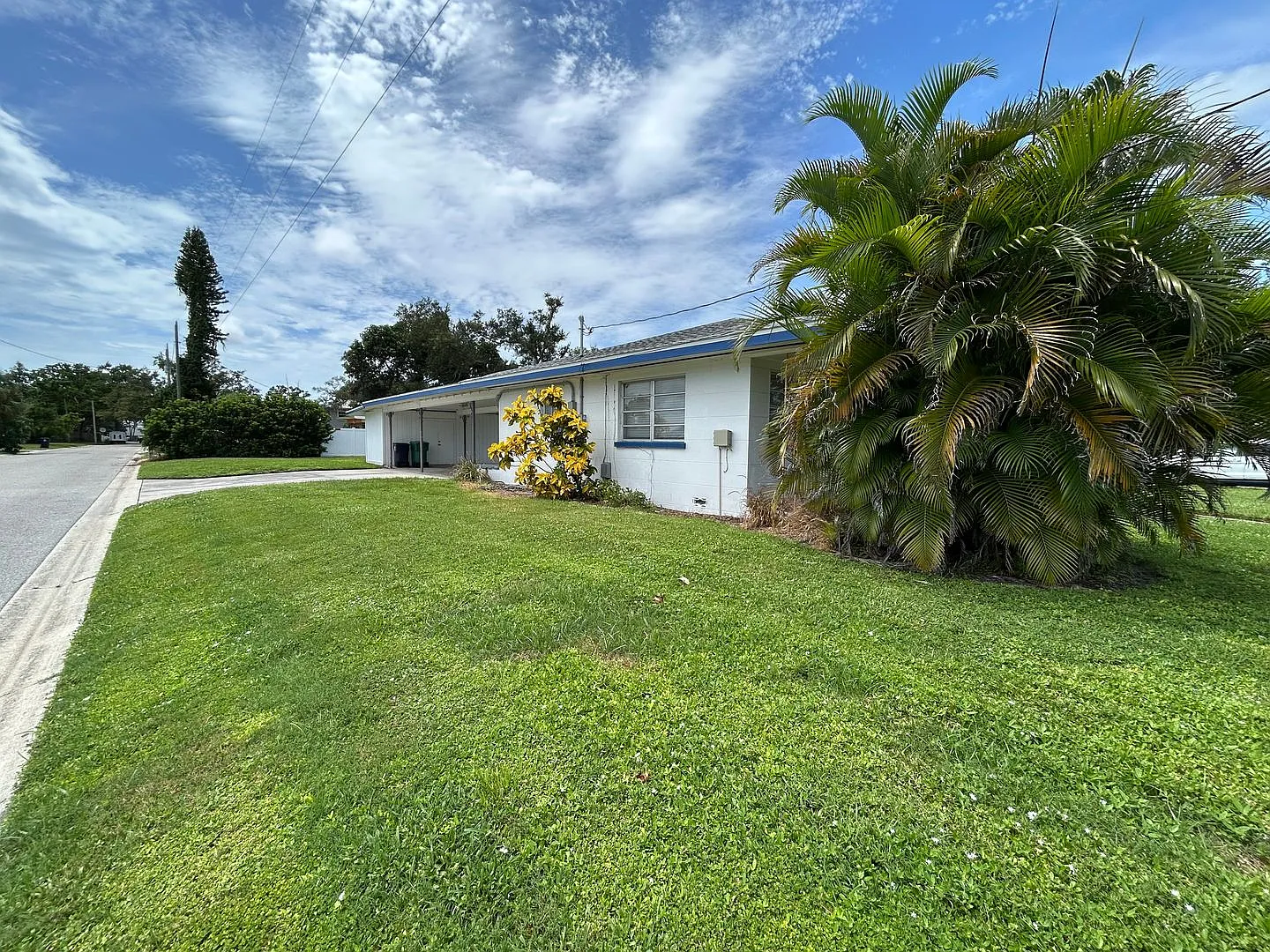 Wonderful 60s Throwback 2/2 on large corner lot with fenced yard — Photo 2