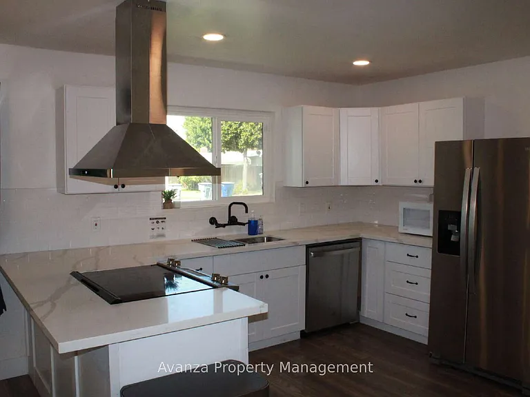 725 W Rialto Ave — Photo 4