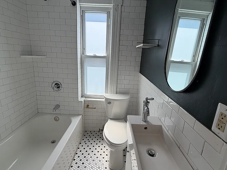 806 Wellington St — Photo 13