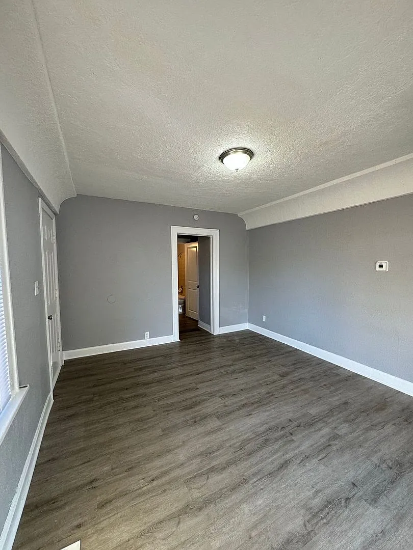 Cozy 2-Bedroom Duplex Minutes from Independence Square — Photo 3