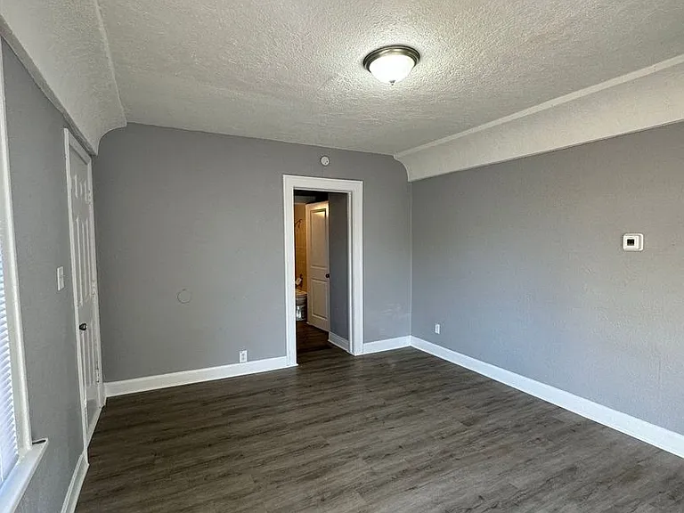 512 W Walnut St — Photo 5