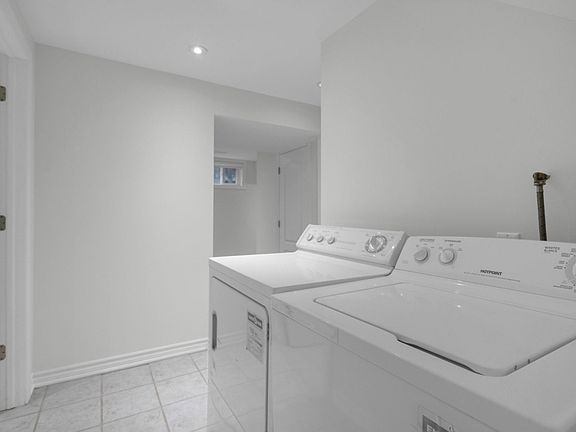 3rd image of 173 Kingsview Dr