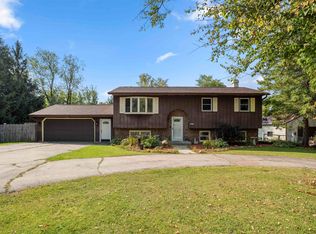 W7635 Hillwood Ct, Hortonville, WI 54944