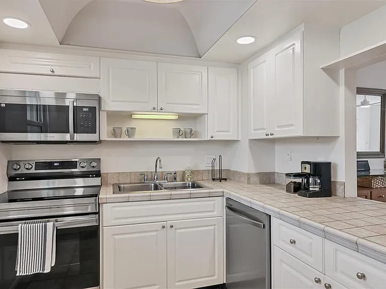 1250 N Portofino Dr #303 — Photo 9