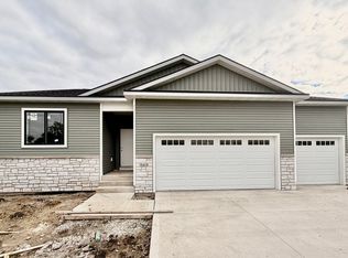 565 NW Georgetown Dr, Waukee, IA 50263