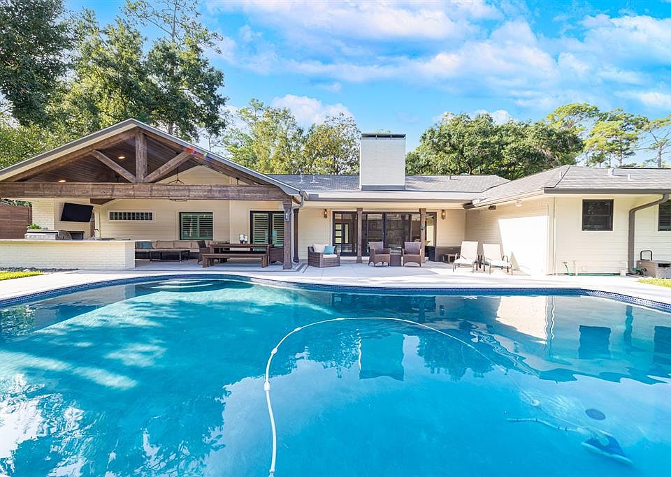 Come discover a wonderful single story home in Bunker Hill Village which offers many updates from double pane windows to recent roof to a fabulous backyard with pool and outdoor kitchen!