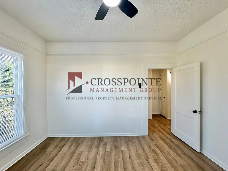 403 E Noble St — Photo 13