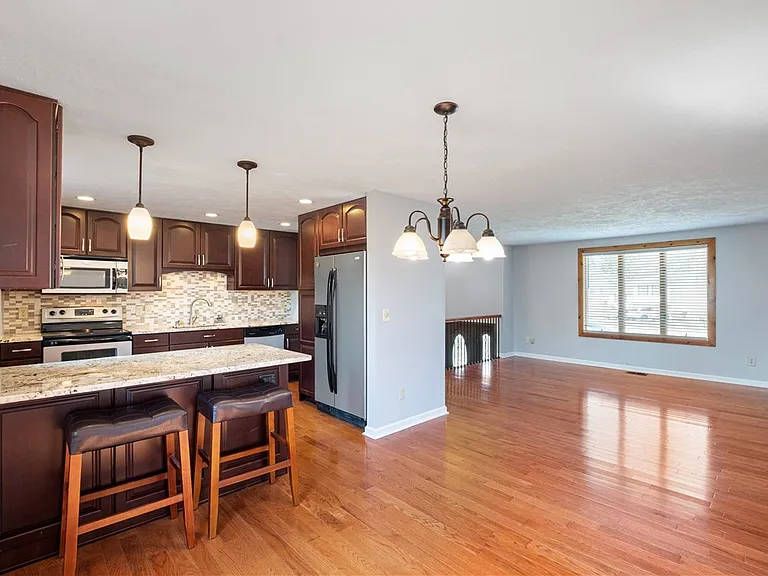 16 Wheatfield Dr — Photo 3