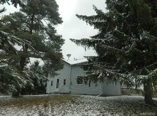 11883 Quaker Rd, Lawtons, NY 14091