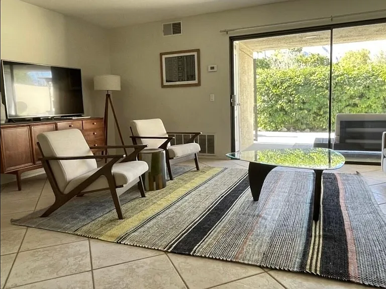 433 N Hermosa Dr — Photo 3
