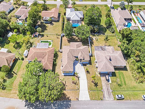 2nd image of 2402 SE Aneci St