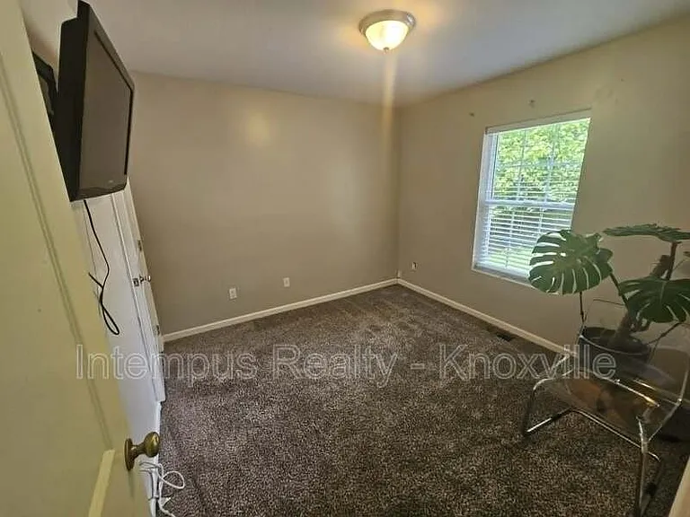 2419 E Glenwood Ave — Photo 18