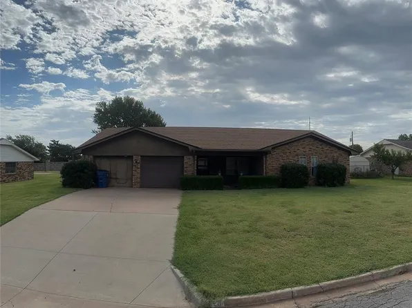 211 N Hickory St, Okeene, OK 73763