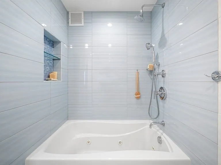 85 E India Row #39C — Photo 11