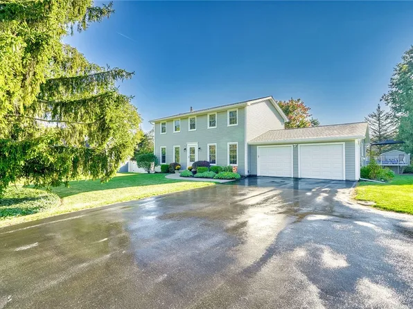 6215 Buckskin Dr, Farmington, NY 14425