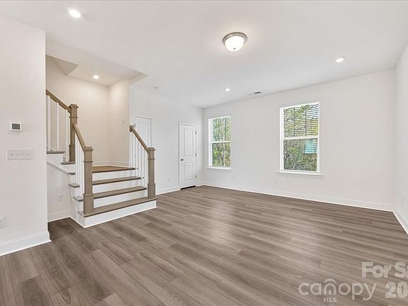 5th image of 647 District Ct