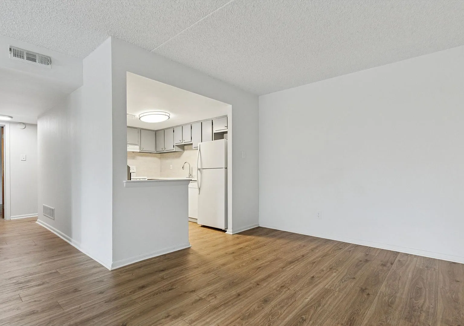 2B/1B First-Floor Flat in Summit House — Photo 4
