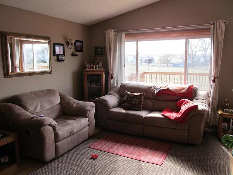 1048 Meadow St — Photo 7