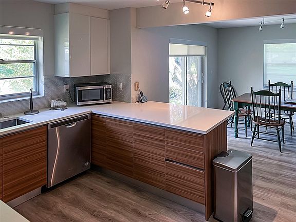 2nd image of 3651 Oaks Clubhouse Drive #3651