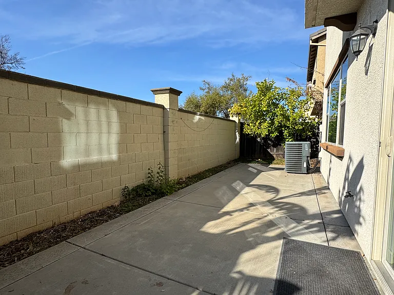 553 Addison Ct — Photo 24
