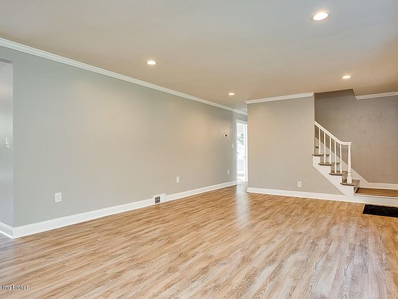 4th image of 121 S Hampton Rd
