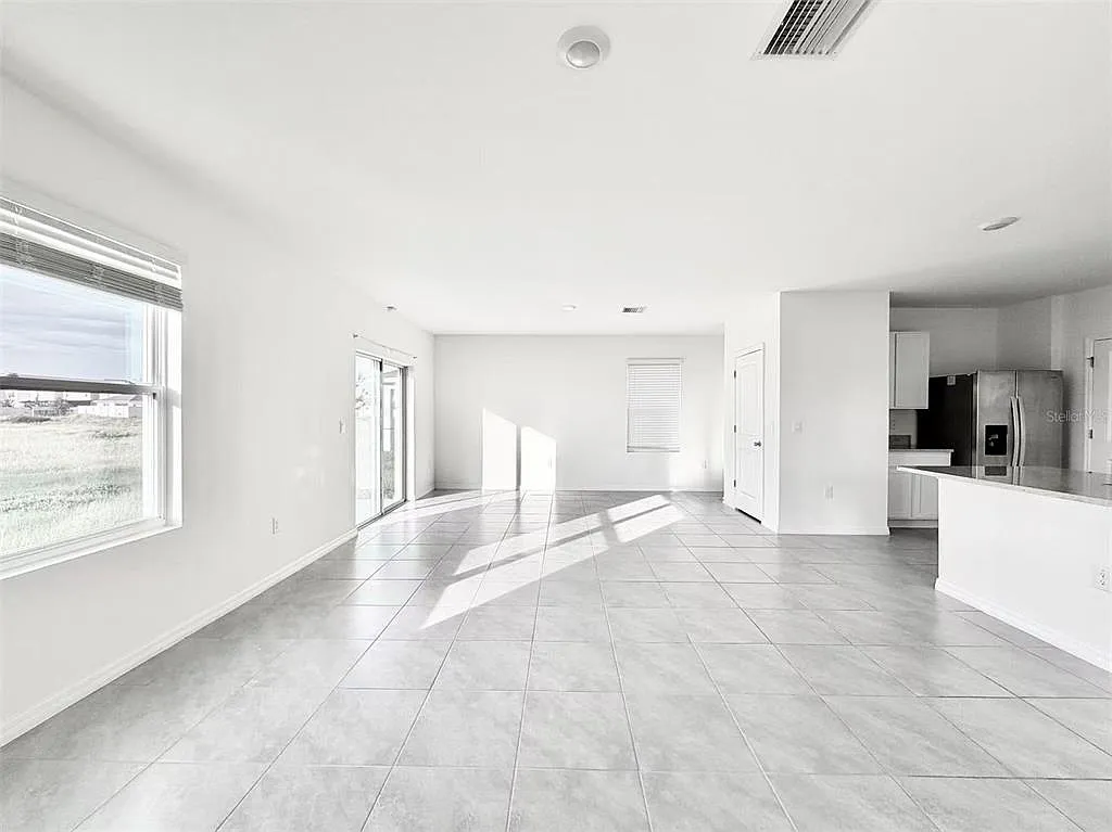 4 bed, 2.5 bath, 2260 sqft, $2,400 — Photo 3