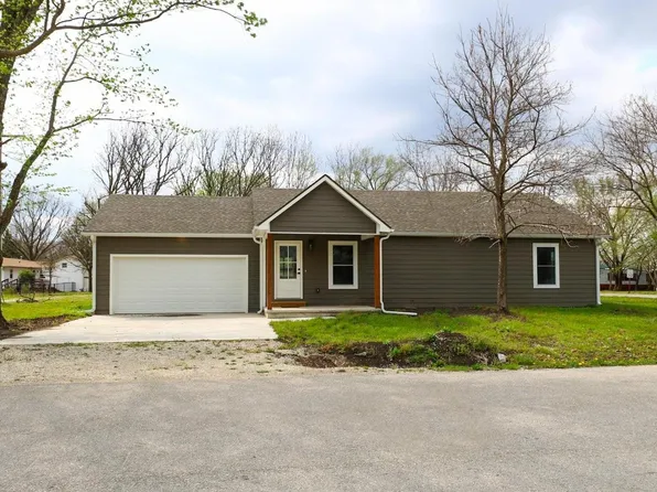 702 S 8th St, Burlington, KS 66839